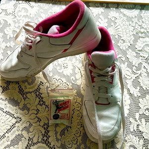 Brunswick women’s 8 1/2” bowling shoes